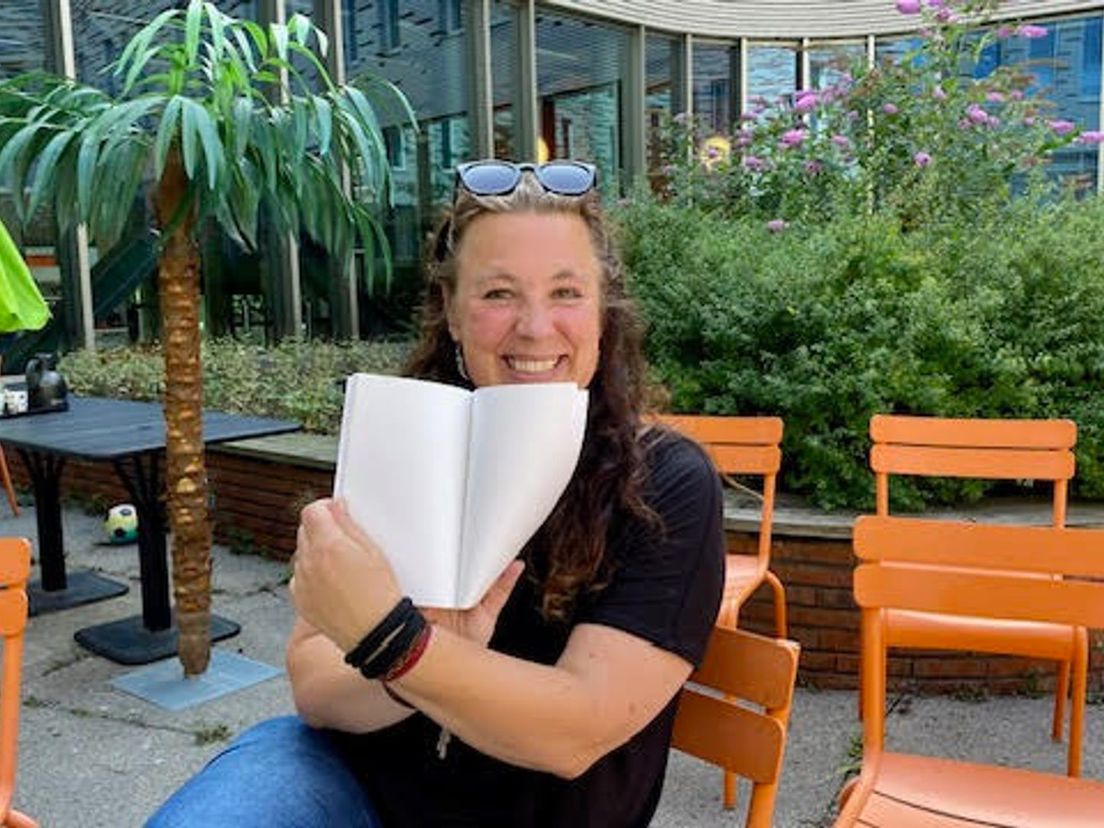 Sanne Rooseboom met de dummy van het Kinderboekenweekgeschenk
