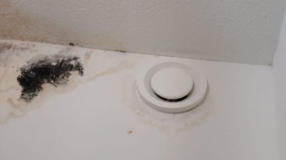 Schimmel rond de ventilatie in een van de woningen op de Trekweg