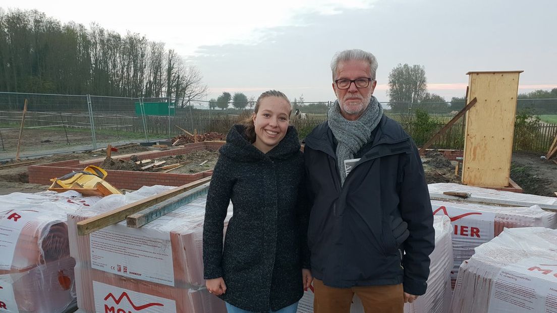 Medewerkster Laura en voorzitter Peter van kinderboerderij de Kloosterhof