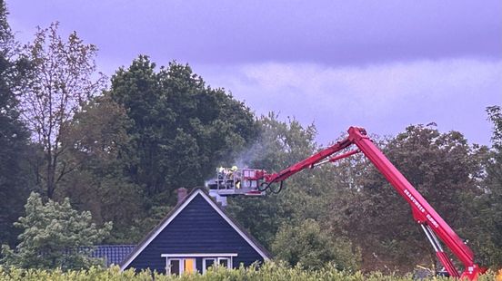 Schoorsteenbrand bij huis met rieten dak