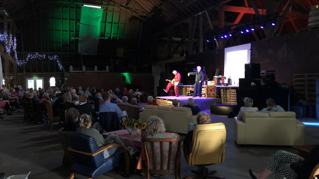 Pé en Rinus vorig jaar in Theater Oosterwijtwerd