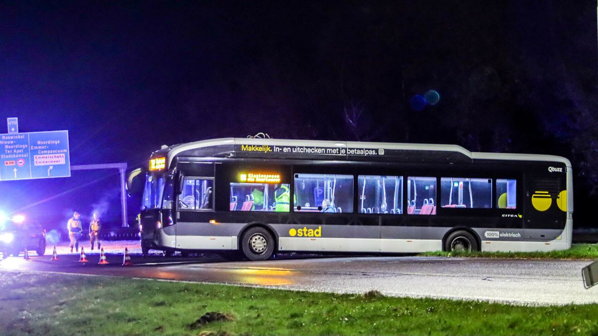 Bus komt overdwars terecht op Rondweg in Emmen