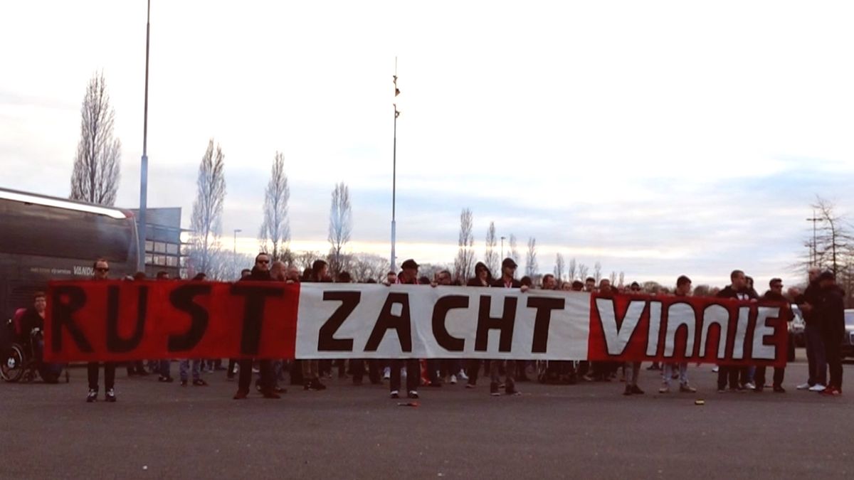 Indrukwekkende stille tocht voor FC Emmen-supporter Vincent van der Laan