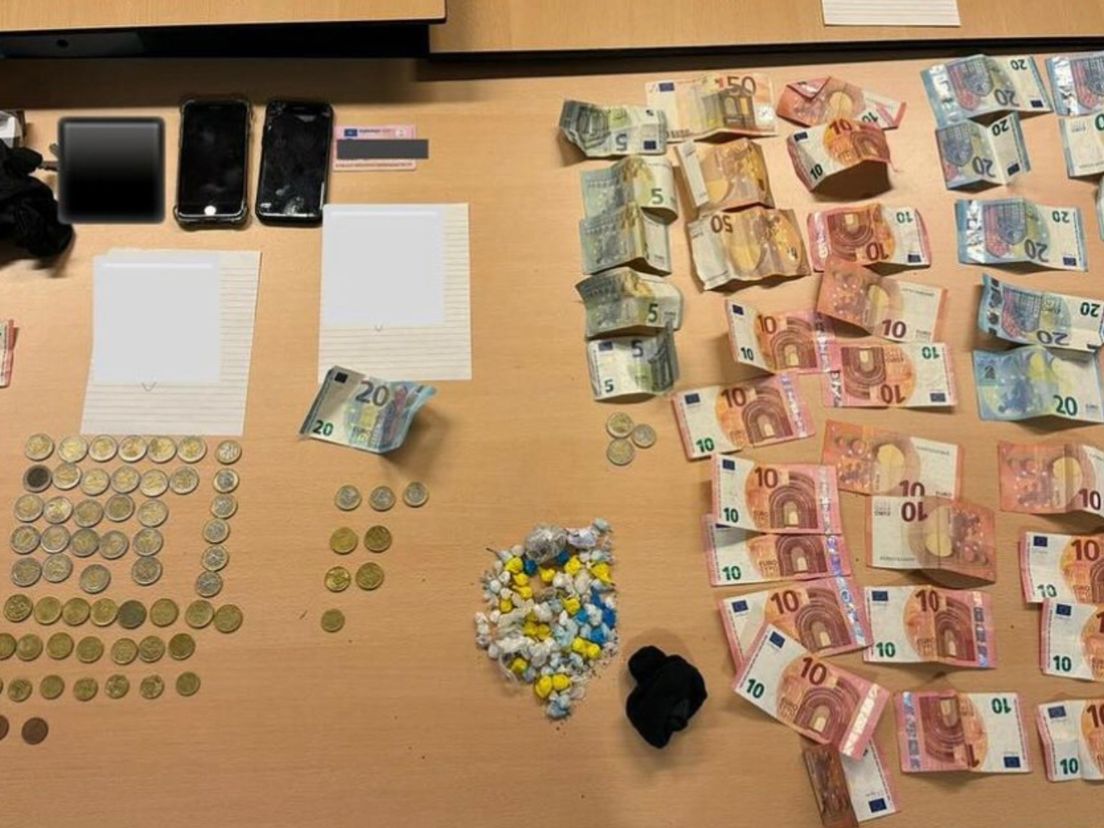In de auto van de 24-jarige man uit Bleiswijk trof de politie cashgeld, harddrugs en meerdere telefoons aan.