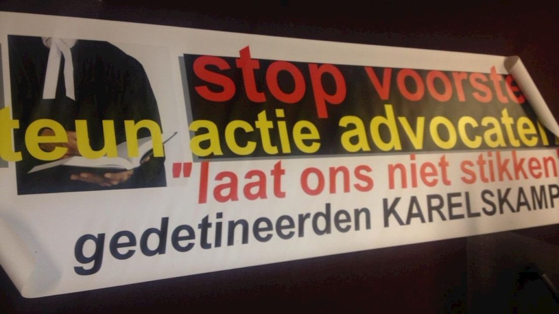 Het spandoek dat drie jaar geleden bij de Karelskamp hing