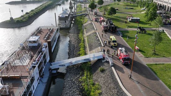 Brand op cruiseschip • auto uitgebrand