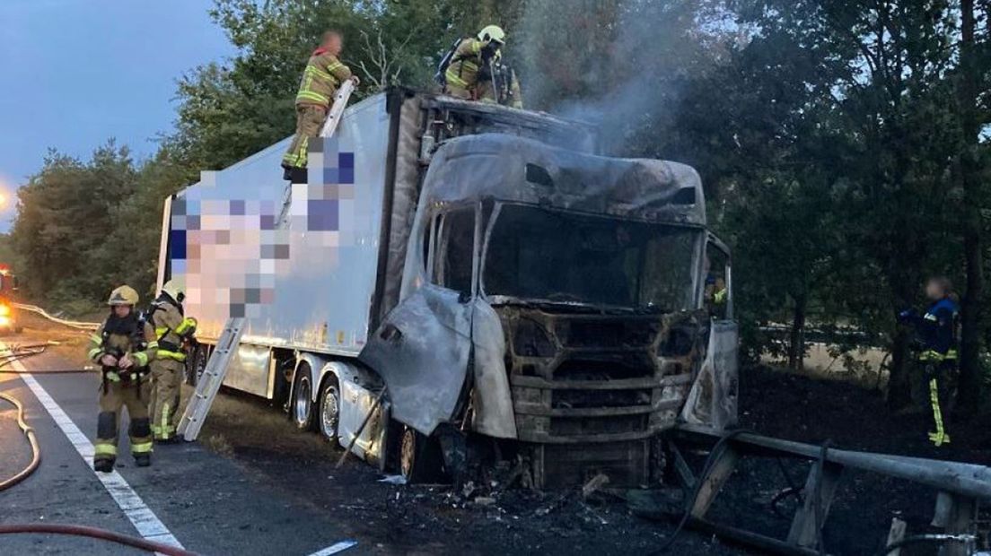 De cabine van de vrachtwagen brandde volledig uit.