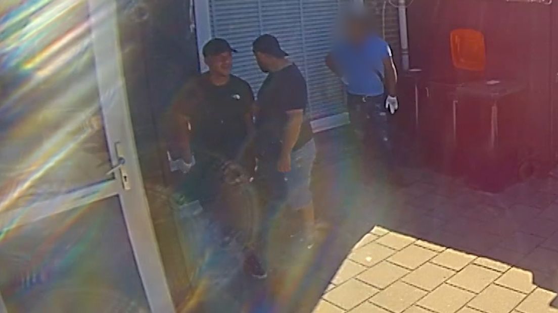 De politie zoekt deze inbrekers.