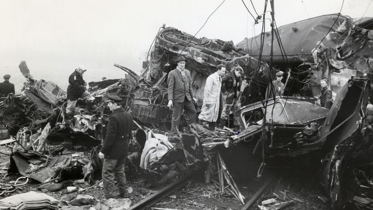 Dorpshuis Harmelen zoekt alles over de treinramp bidprentjes, kranten