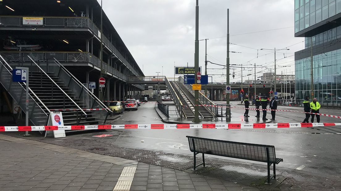 De politie heeft de taxistandplaats bij Den Haag Centraal Station afgezet 