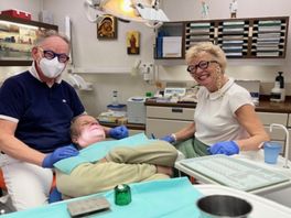 Tandartskoppel Eijsink is 75, maar peinst niet over stoppen: 'Het is nog veel te leuk met onze tandheelkundige familie'