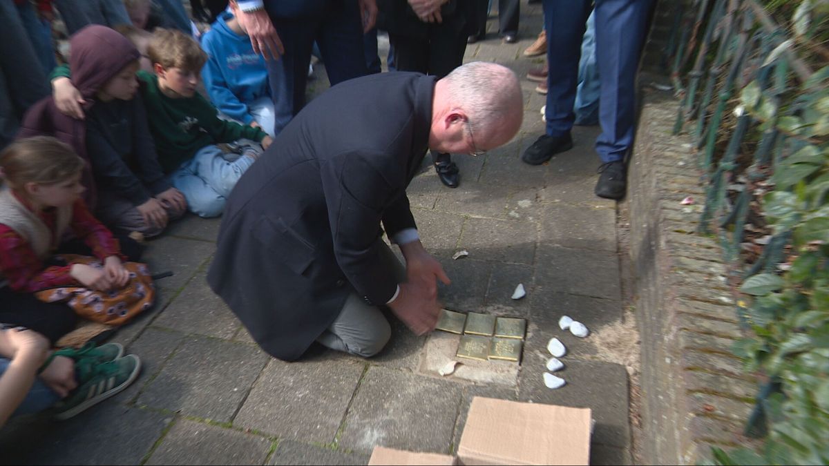 Commissaris Brok legt struikelsteen bij zijn oude huis: 