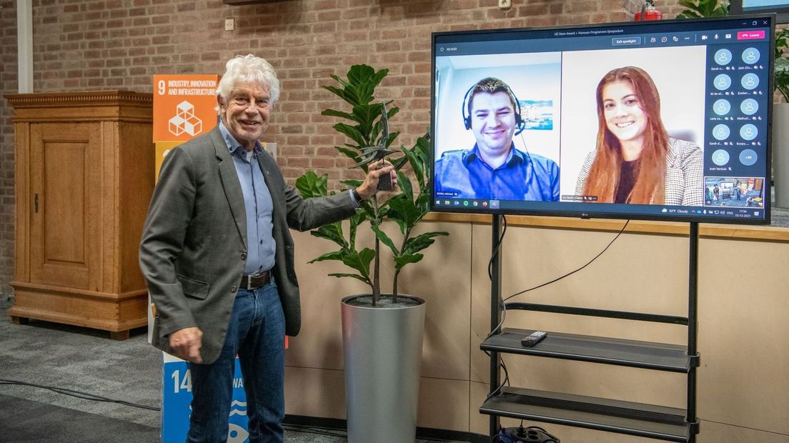 Michael Boyall (op het scherm links) won de HZ Stern Award voor zijn onderzoek naar zand suppleties