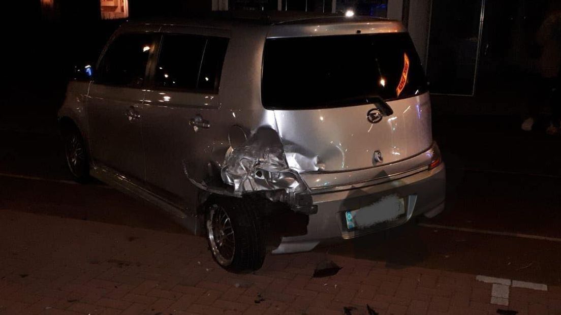 Een bestelauto heeft in de nacht van maandag op dinsdag twee andere auto's beschadigd in Westervoort. De bestuurder is er vervolgens vandoor gegaan.