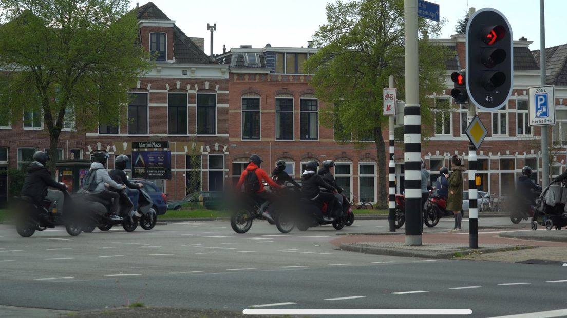 Een deel van de scooter- en brommerrijders baant zich een weg door de stad Groningen