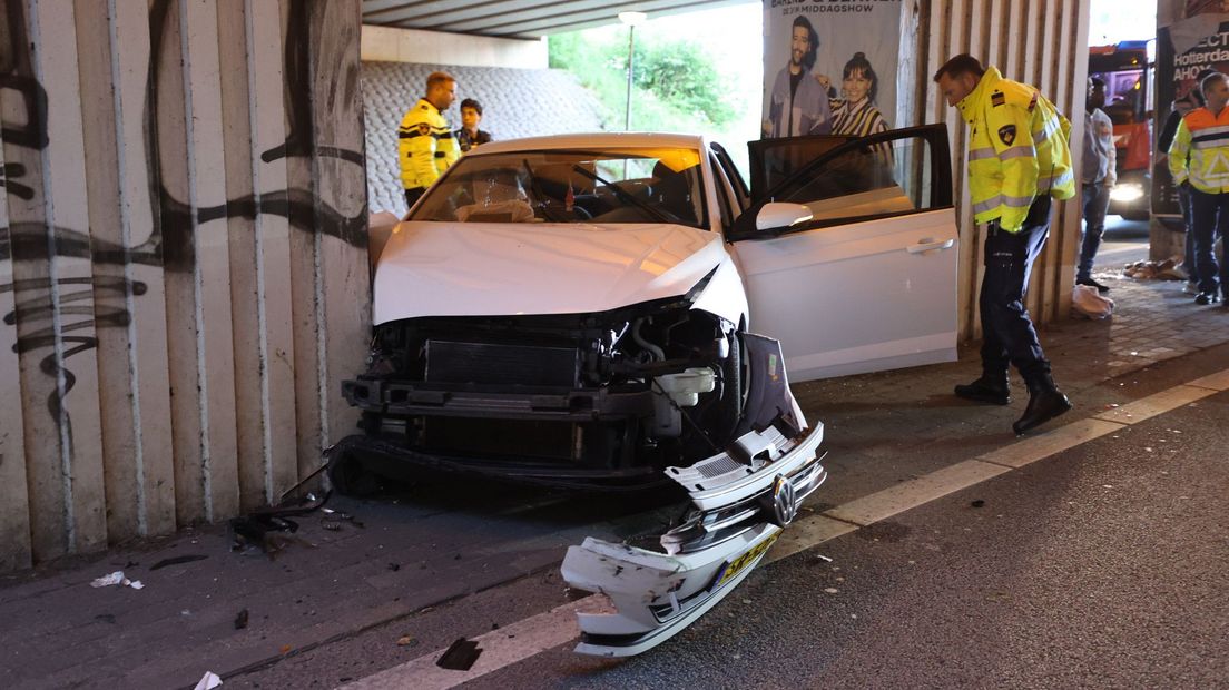 De schade aan de gecrashte auto in Rijswijk is groot