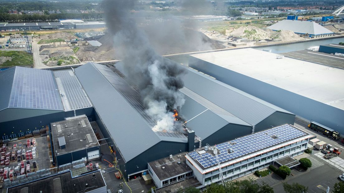 Het blussen werd bemoeilijkt door het formaat van de loods