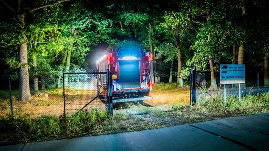 Voorbijganger ontdekt brand in park De Hoge Veluwe en waarschuwt de brandweer