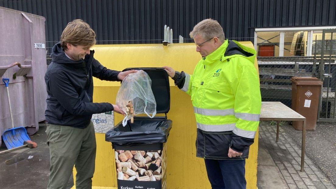 Arnoud Hanenburg en Paul Marinissen bij de kurkbak