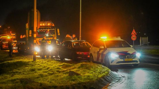 Kop-staartbotsing op Rondweg in Emmen, bestuurder aangehouden. Kop-staartbotsing op Rondweg in Emmen, bestuurder aangehouden.