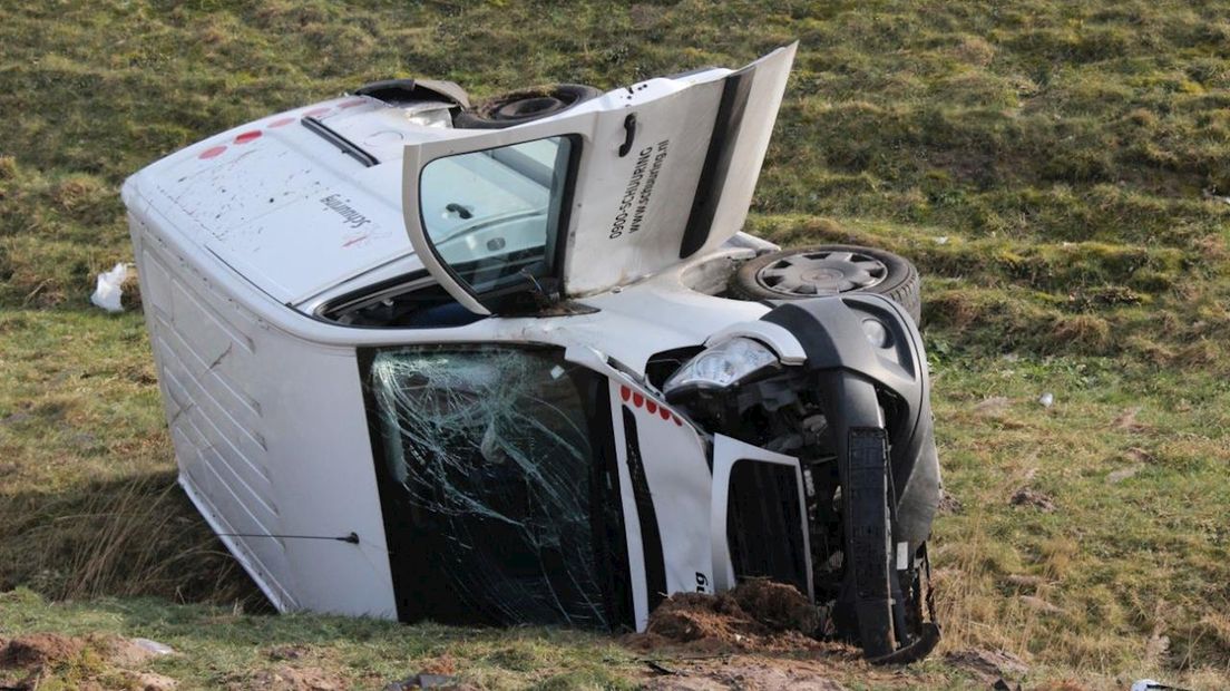 Busje vliegt van talud in Almelo