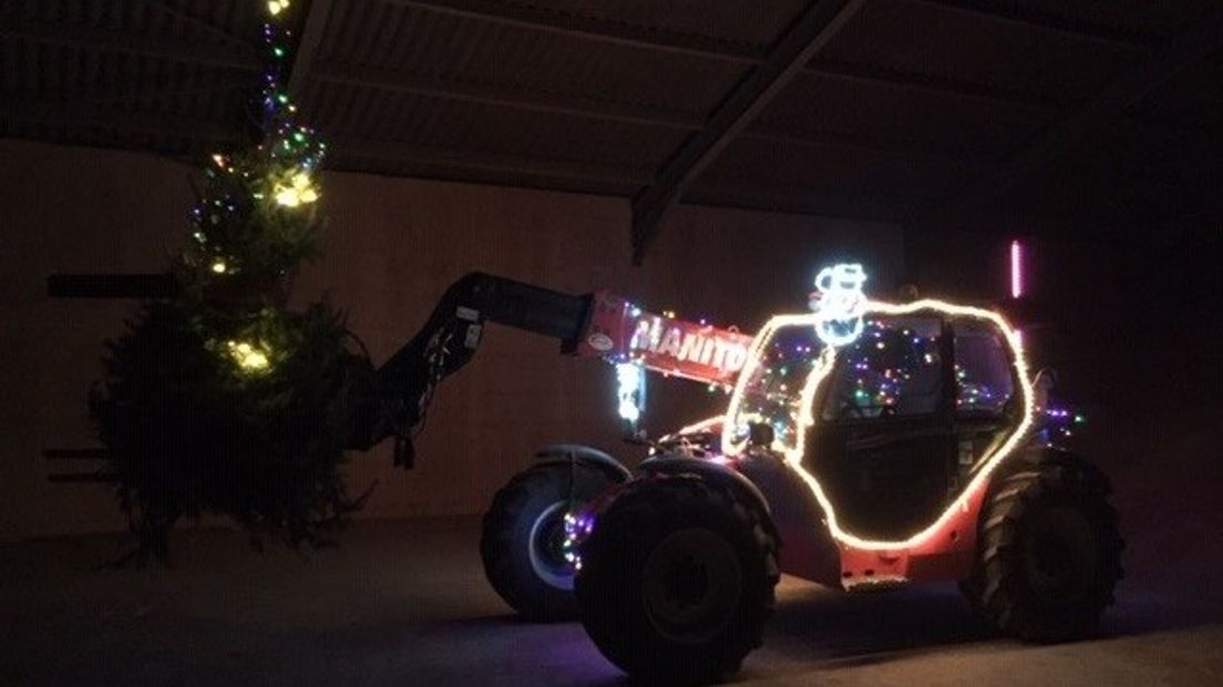 Met veertig versierde en verlichte tractoren door Walcherse dorpen
