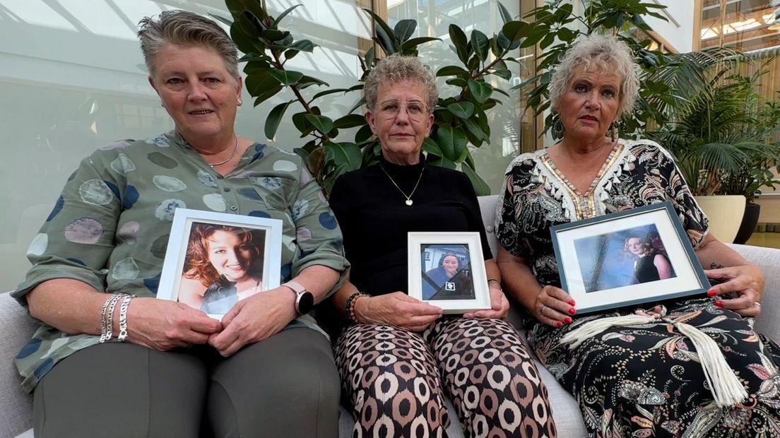 Hester, Riet en Judith met foto's van hun dochters Wendy, Sidney en Silke.