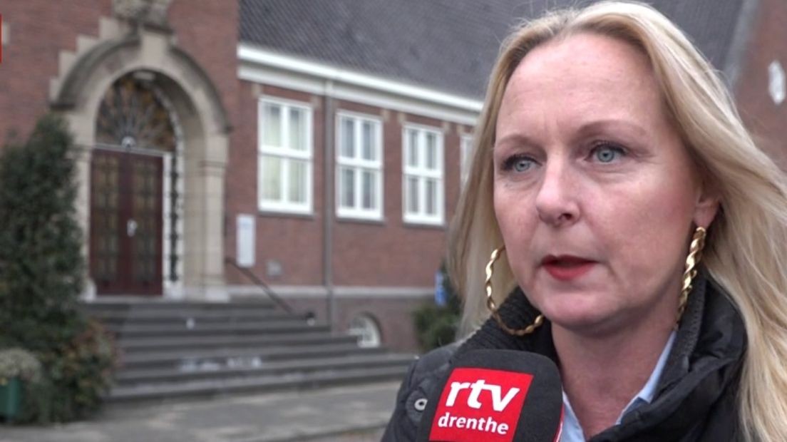 PvdA-fractievoorzitter Inge Oosting stelt vragen namens de raadsfracties over de uitgelekte memo (Rechten: RTV Drenthe)