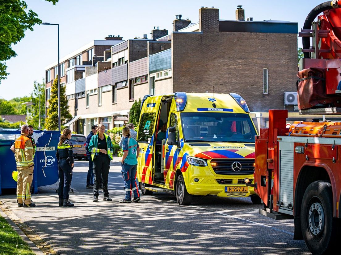 Na een brand in Rozenburg bracht de ambulance een bewoner naar het ziekenhuis