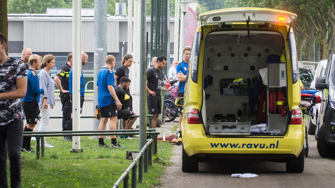Spelers en technische staf van FC Utrecht kijken toe hoe Leeuwin wordt behandeld.