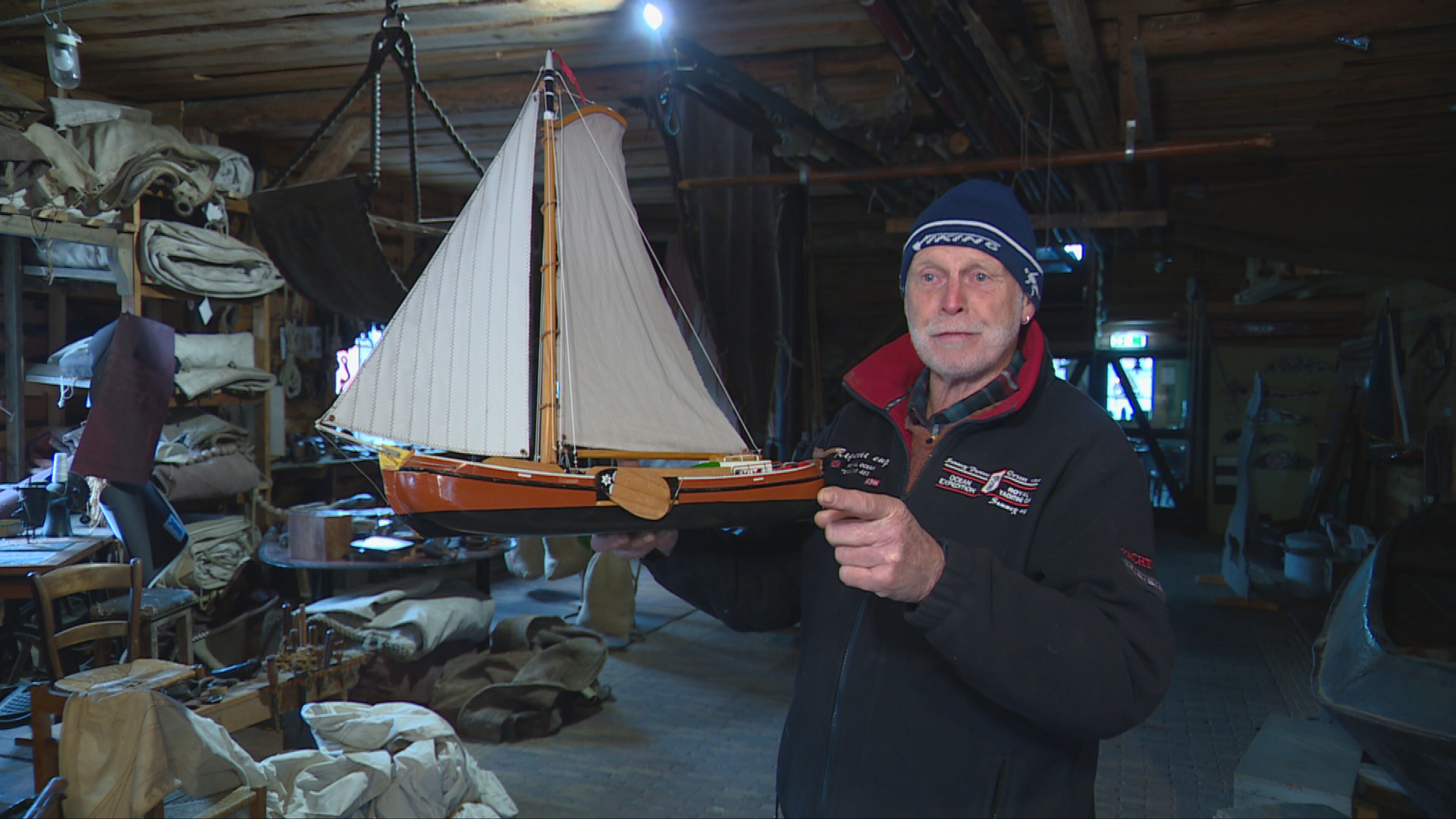 Age Veldboom met een skûtsjemodel in de hand