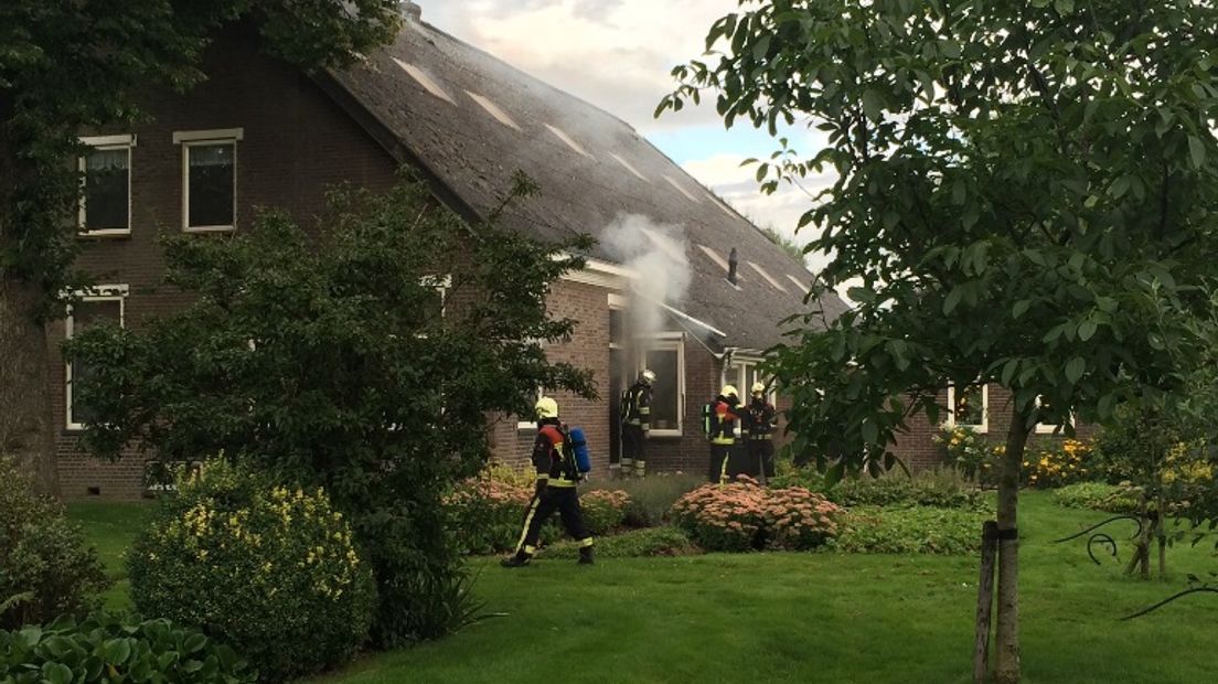 Rookontwikkeling bij de boerderij in Nieuwlande (Rechten: Van Oost Media)