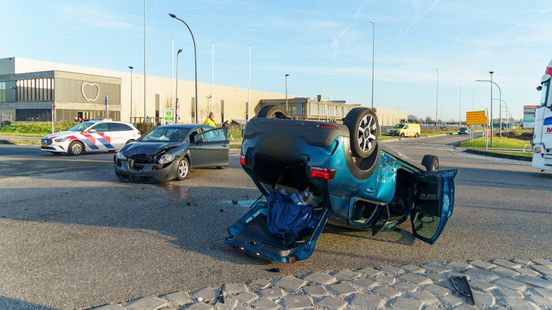 Auto ondersteboven na botsing met andere auto. Auto ondersteboven na botsing met andere auto.