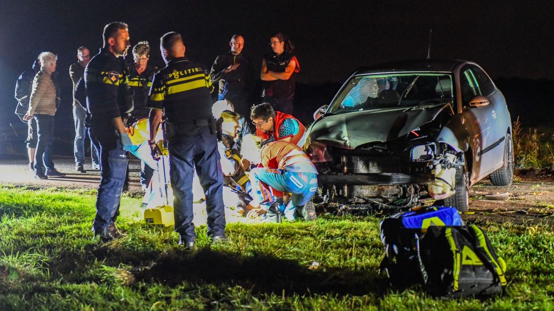 De auto van de inzittenden is zwaar beschadigd geraakt door het ongeluk