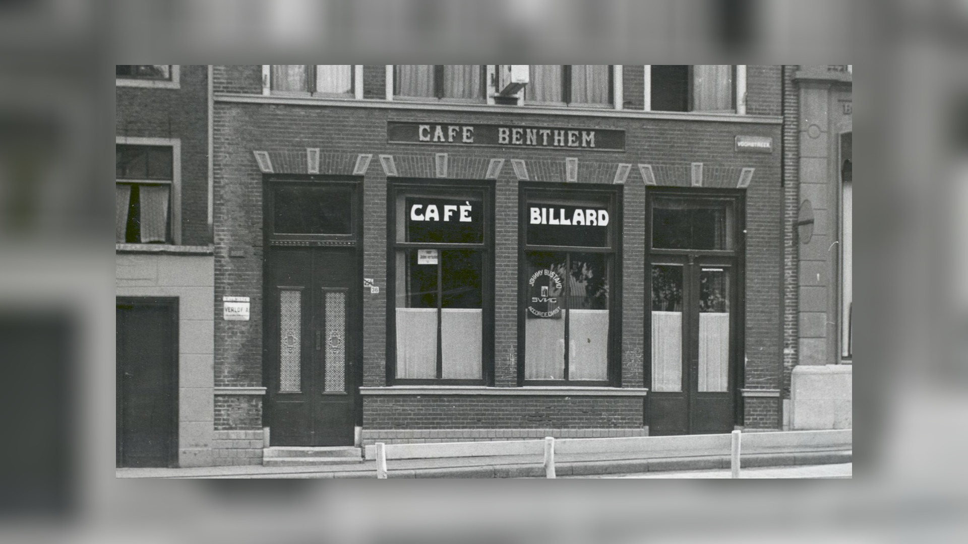 Café Benthem, met in het ruit een bord: "Voor Joden verboden"