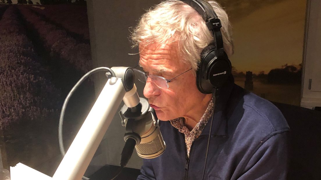 Herman Finkers spreekt het luisterboek in