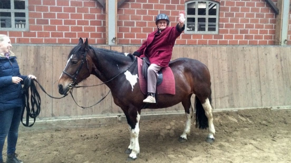 Jantje Hidding maakt voor het eerst een ritje op een paard (Rechten: Berton van Balveren / RTV Drenthe)