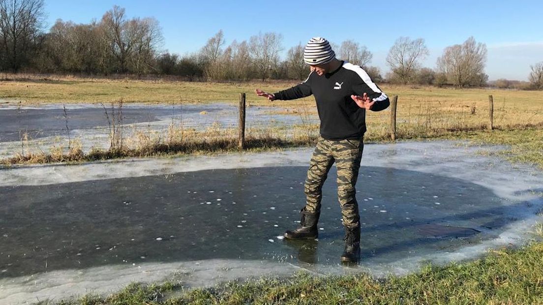 In de uiterwaarden bij Deventer kan het al; op het ijs staan