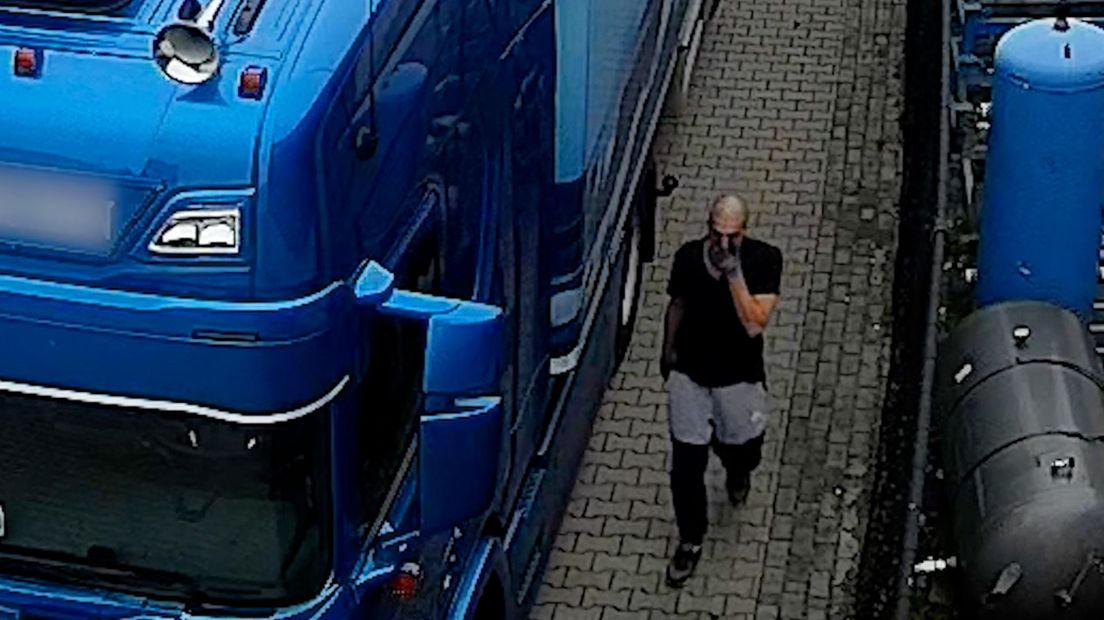 De politie zoekt deze man die inbrak in trucks.