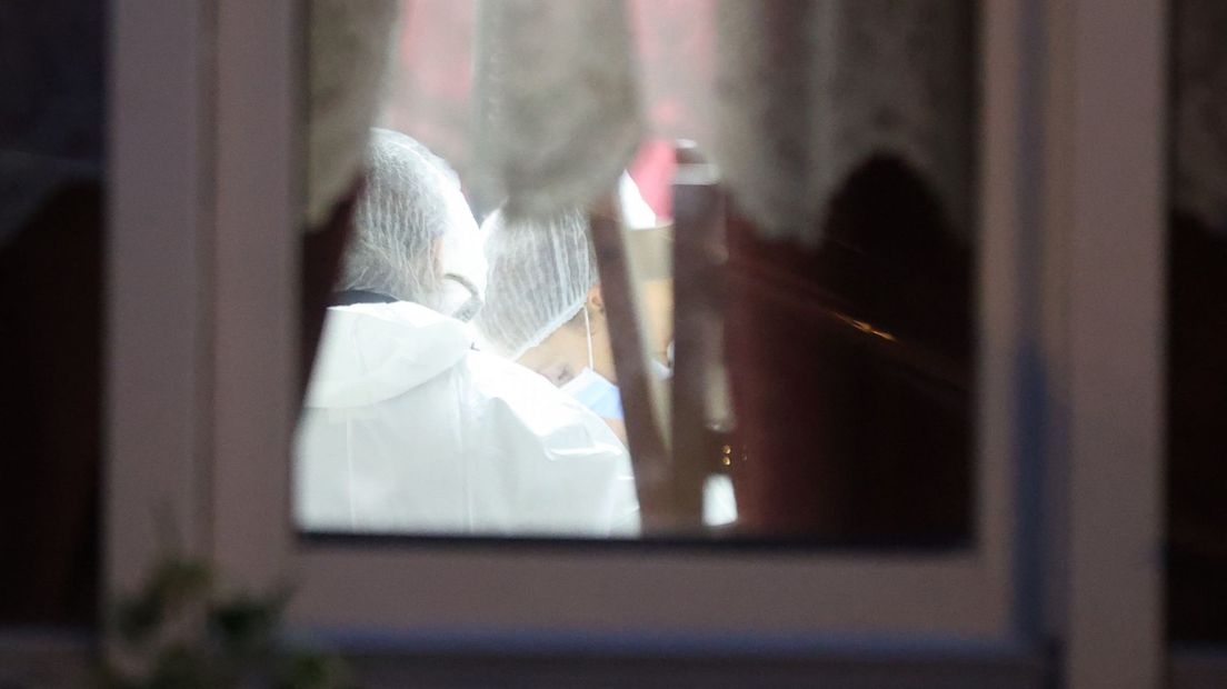 De recherche doet onderzoek in de woning in de Rubensstraat