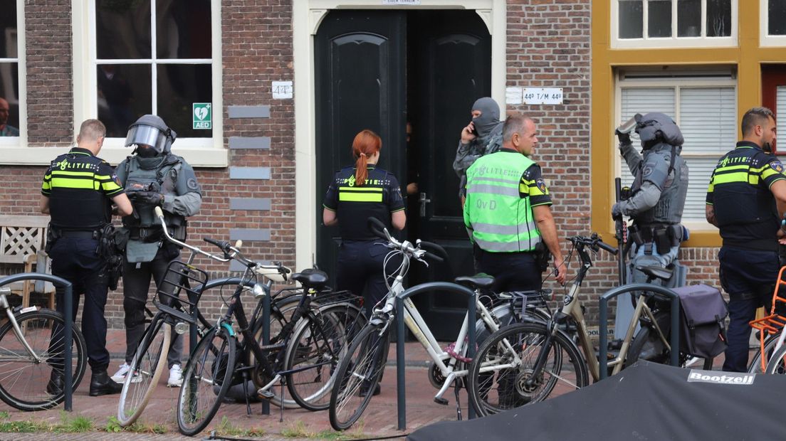 Politie bij het pand aan de Oude Rijn in Leiden