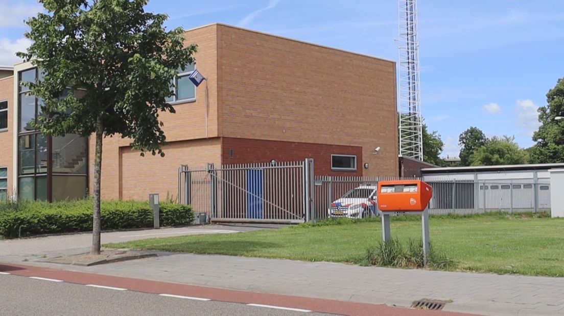 Politie kon hek niet uit bij bureau in Kampen