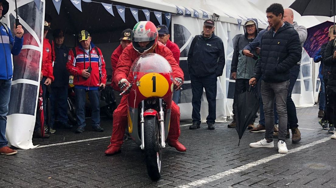 Giacomo Agostini (80) zet kletsnatte Classic Grand Prix in vuur en vlam