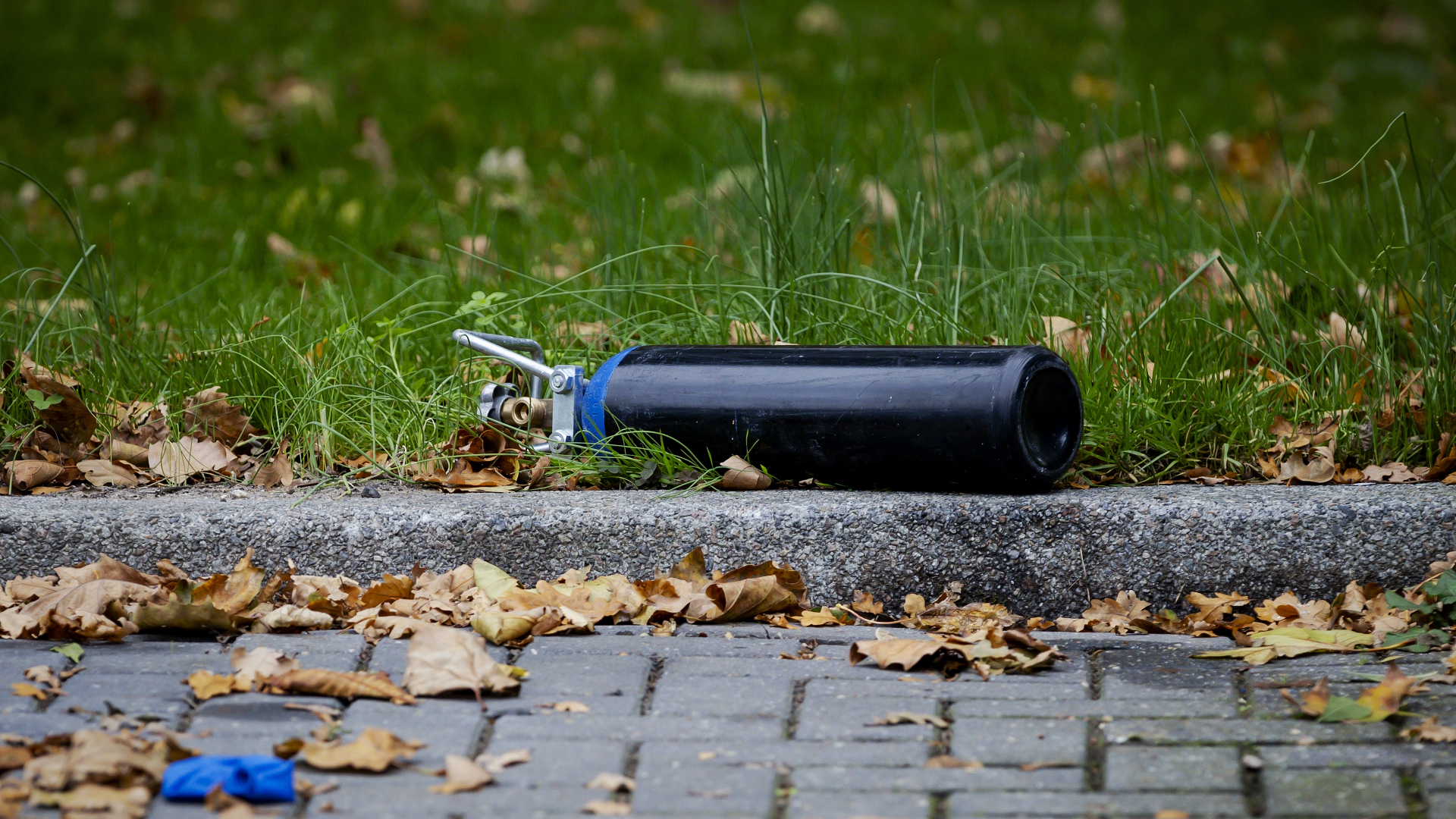 Man uit Woerden opgepakt voor rondrijden met 324 flessen lachgas