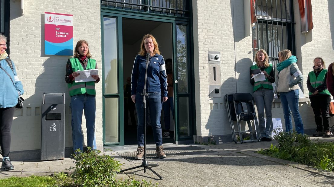 Mars voor 116 vrouwen die van Kamp Westerbork naar Grijpskerk liepen: 'Nummer 111, Riek Sennema, mijn oudtante’