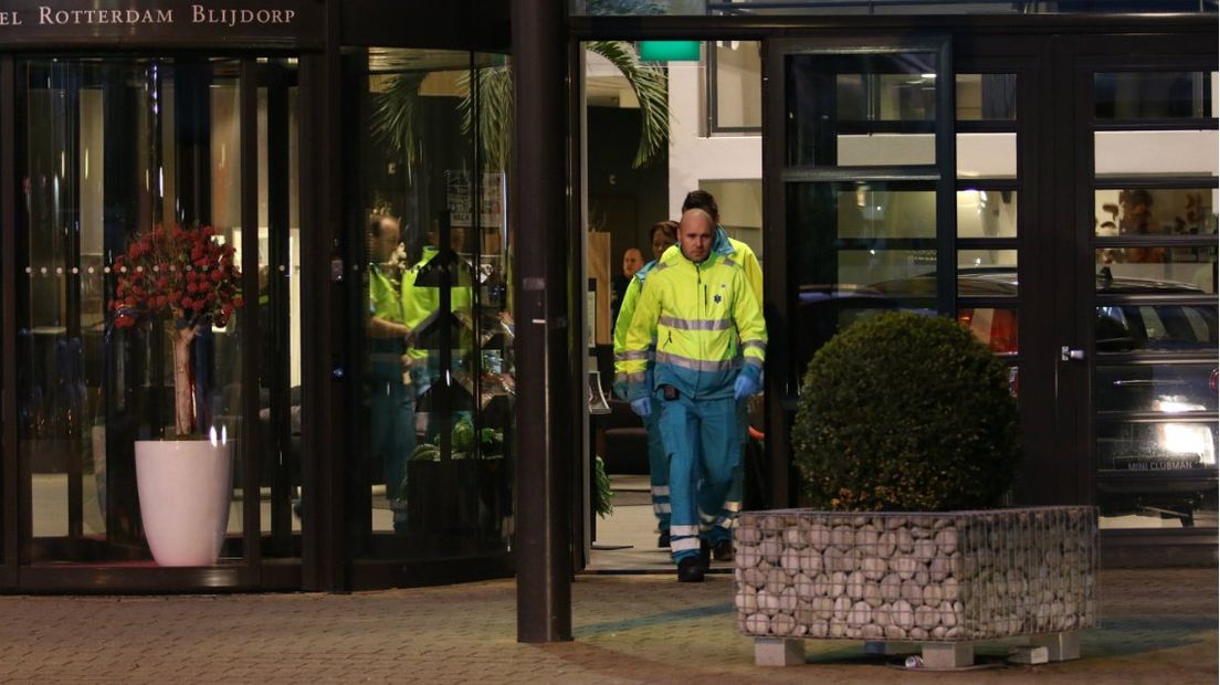 De politie bij het hotel na de knokpartij.