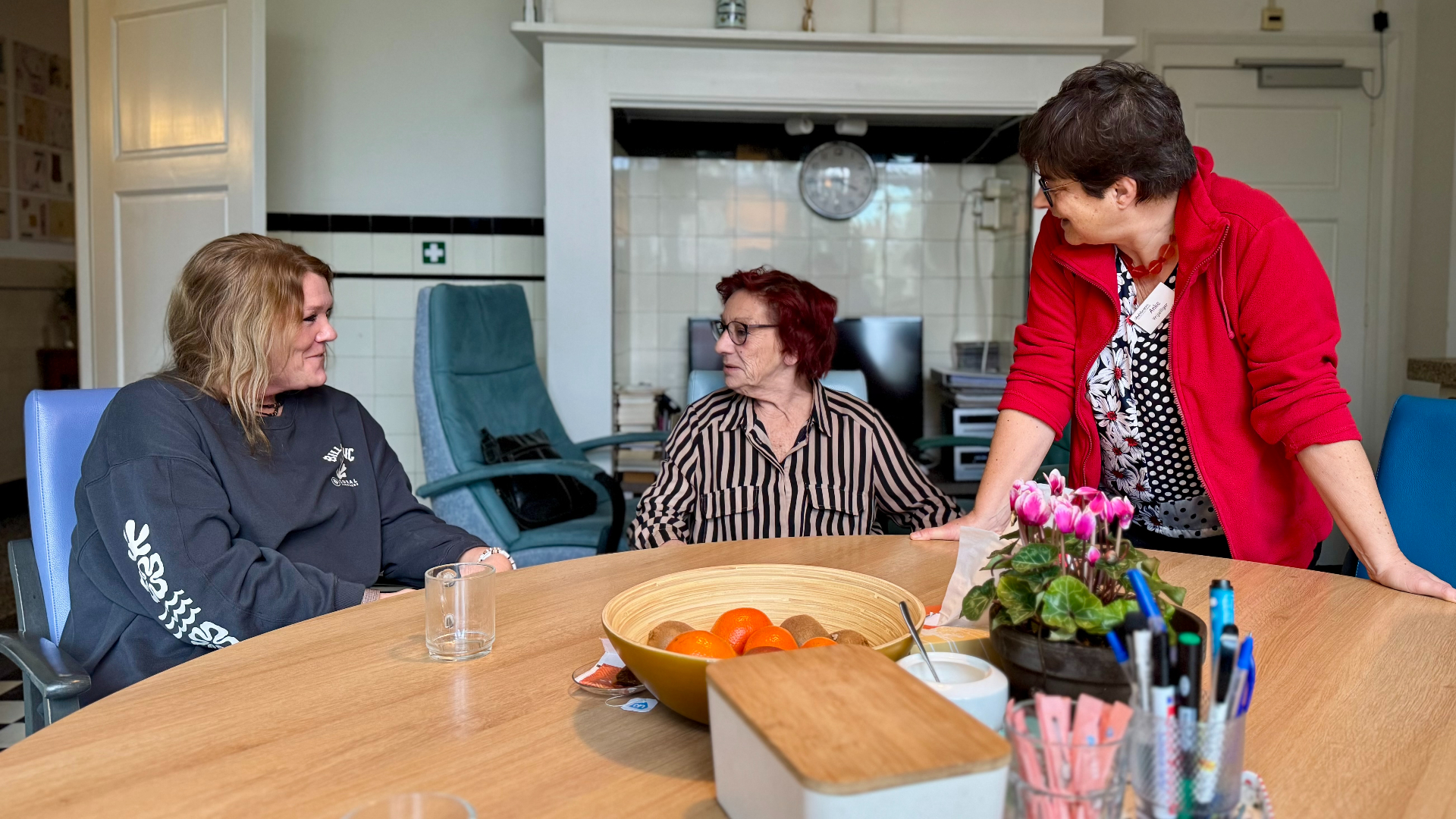 Charlotte van Dijk (links) praat bij met de vrijwilligers die voor haar moeder zorgden.