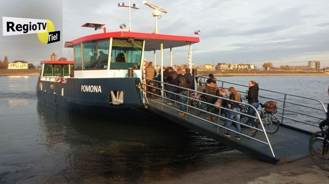 Het is nog even behelpen voor de leerlingen van het RSG Lingecollege in Tiel. De veerpont die zij elke dag nemen om op school te komen is al bijna twee weken stuk. De pont zou deze woensdag weer varen, maar de reparatie blijkt nog tot zaterdag te duren.