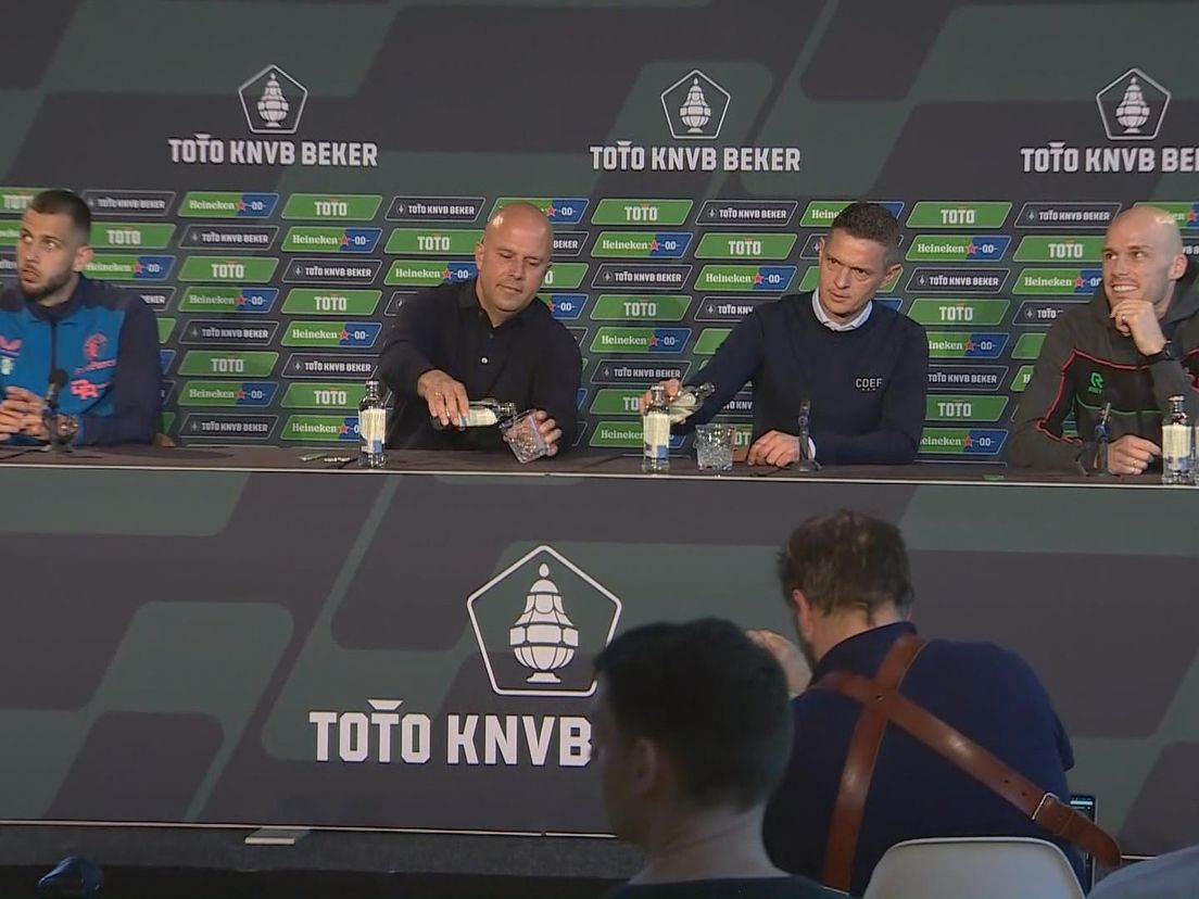 Spelers en trainers van Feyenoord en NEC tijdens de persconferentie