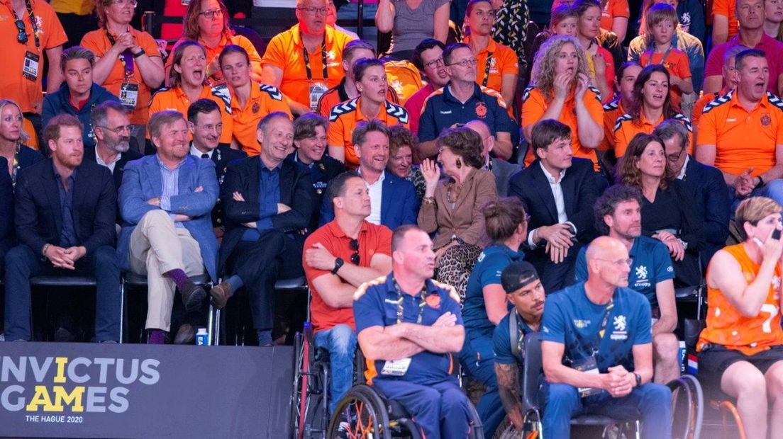 Prins Harry en koning Willem-Alexander (links in beeld) keken naar de wedstrijd